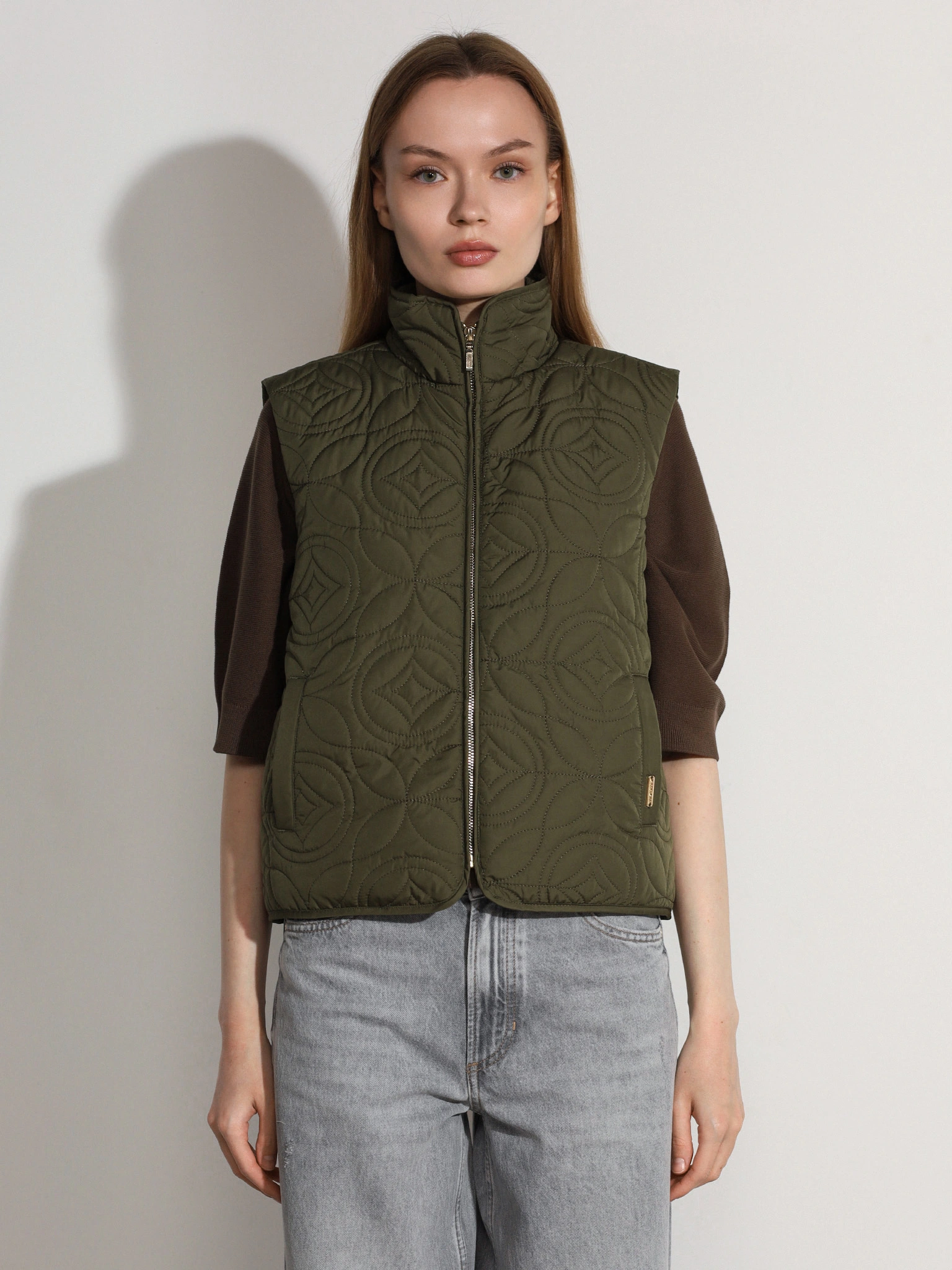 Жилет цвета хаки с фигурной стежкой